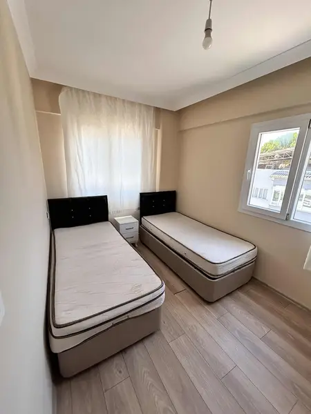 KÖŞE KONUMDA BALKONLU 1+1 EŞYALI KİRALIK DAİRE