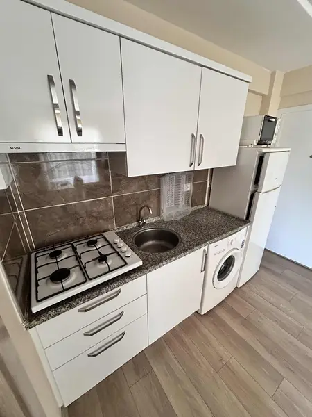KÖŞE KONUMDA BALKONLU 1+1 EŞYALI KİRALIK DAİRE küçük görsel 17