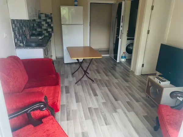 geniş balkonlu 1+1 eşyalı daire küçük görsel 2